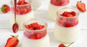 Panna Cotta com Calda de Frutas Vermelhas