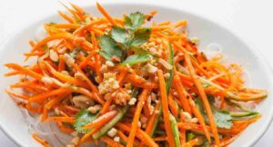 Receita de Salada Chinesa de Cenoura e Amendoin