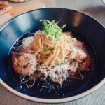 Carbonara di Mare com Bottarga: A Delícia do Mar Italiana Carbonara di Mare com Bottarga: A Delícia do Mar Italiana