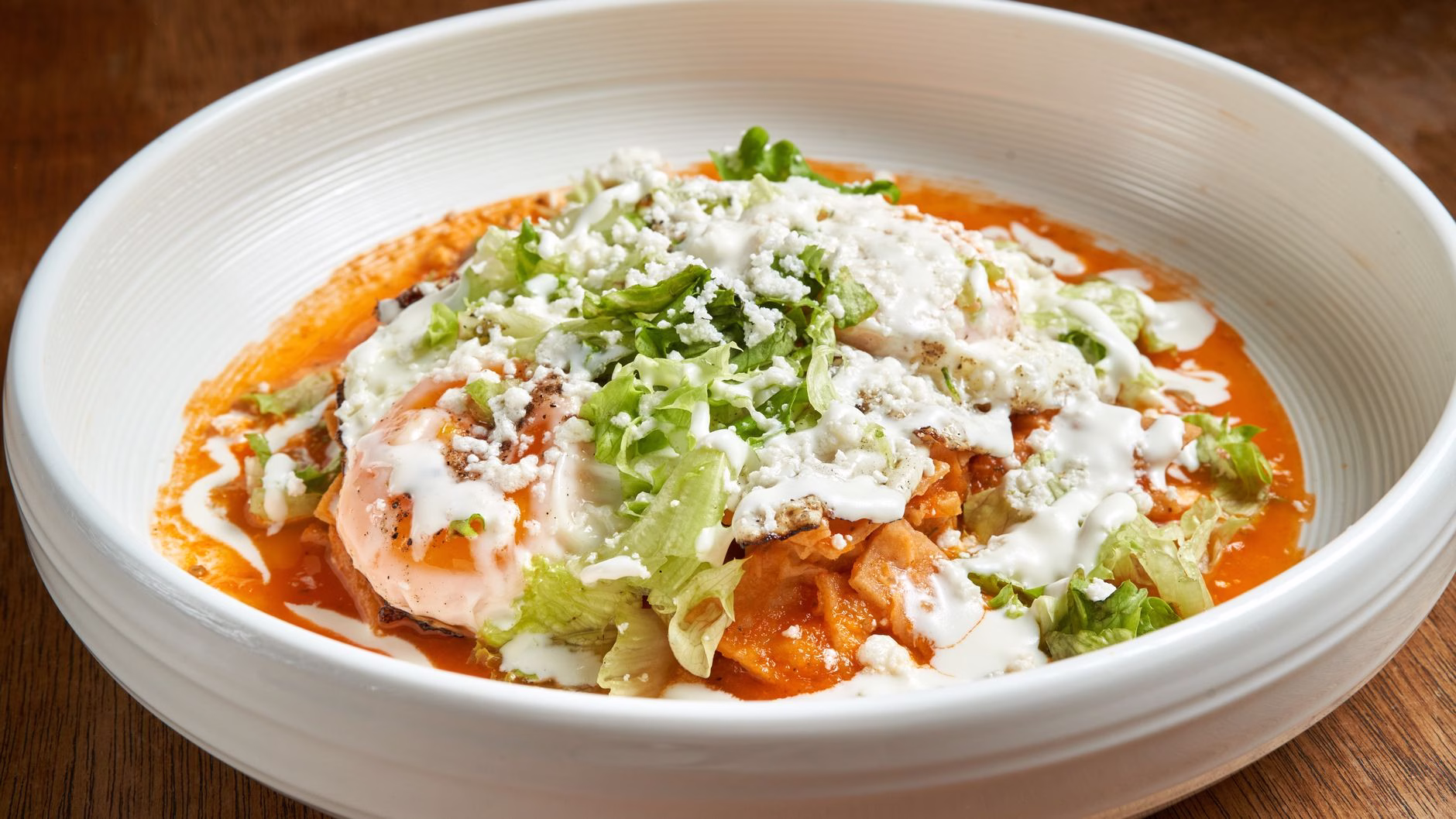 Chilaquiles Rojos con Huevos y Aguacate: Receita Mexicana