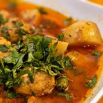 Aloo Gobi de Nova Deli: Clássico de Batata e Couve-Flor Aloo Gobi de Nova Deli: Clássico de Batata e Couve-Flor