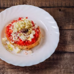 Dakos Cretense com Tomate e Queijo Mizithra Tradicional Dakos Cretense com Tomate e Queijo Mizithra Tradicional