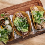 Tacos de Setas al Pastor com Salsa de Abacaxi Grelhado Tacos de Setas al Pastor com Salsa de Abacaxi Grelhado